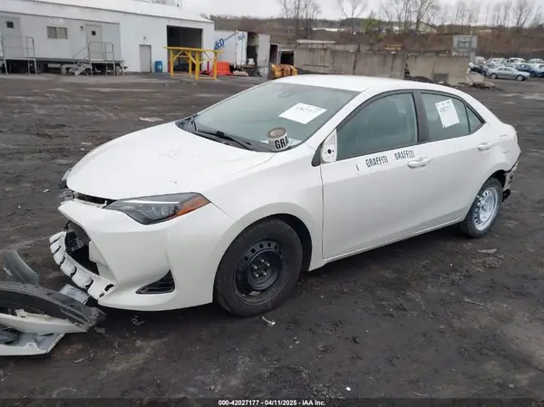5YFBURHE1JP798985 2018 TOYOTA COROLLA - Image 2