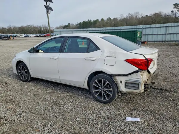 5YFBURHE1JP800332 2018 TOYOTA COROLLA - Image 2
