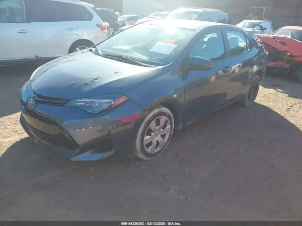 5YFBURHE1JP801111 2018 TOYOTA COROLLA - Image 2