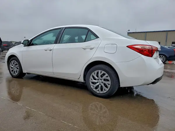 5YFBURHE1JP801769 2018 TOYOTA COROLLA - Image 2