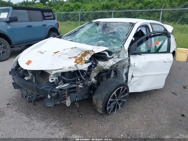 5YFBURHE1JP803263 2018 TOYOTA COROLLA - Image 2