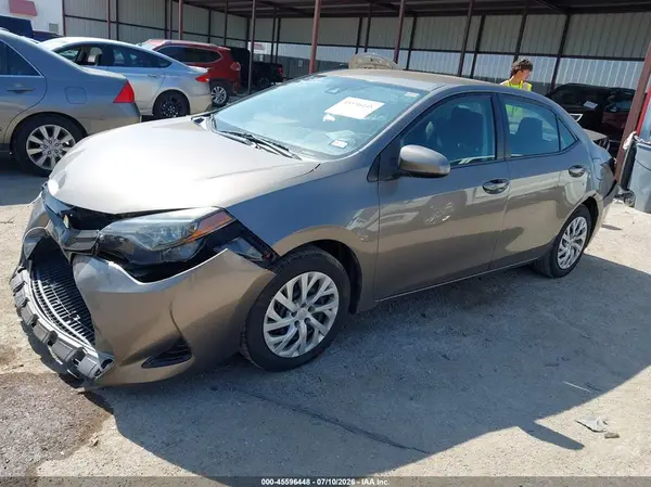 5YFBURHE1JP804414 2018 TOYOTA COROLLA - Image 2