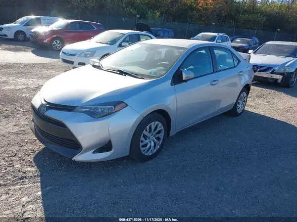 5YFBURHE1JP806227 2018 TOYOTA COROLLA - Image 2
