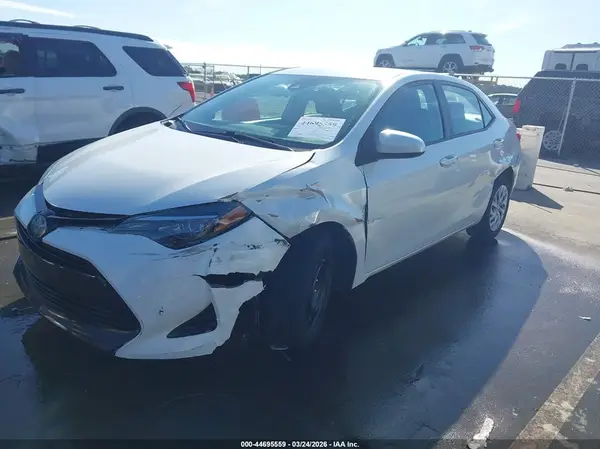 5YFBURHE1JP809371 2018 TOYOTA COROLLA - Image 2