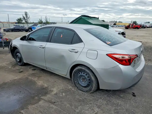 5YFBURHE1JP809516 2018 TOYOTA COROLLA - Image 2