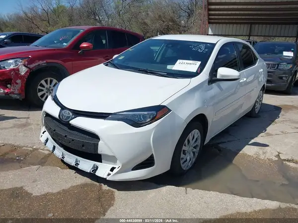 5YFBURHE1JP811380 2018 TOYOTA COROLLA - Image 2