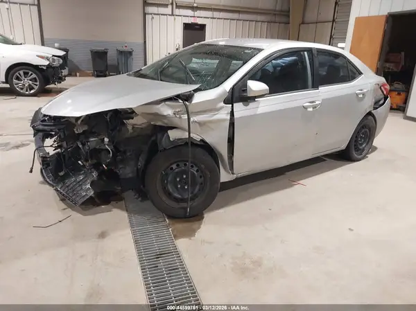 5YFBURHE1JP811749 2018 TOYOTA COROLLA - Image 2