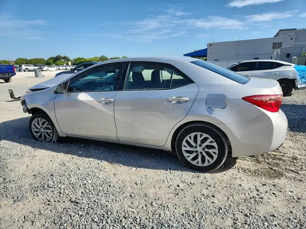 5YFBURHE1JP811895 2018 TOYOTA COROLLA - Image 2
