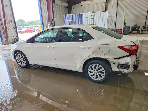 5YFBURHE1JP813145 2018 TOYOTA COROLLA - Image 2