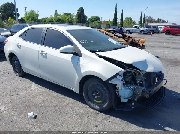 5YFBURHE1JP813372 2018 TOYOTA COROLLA - Image 1