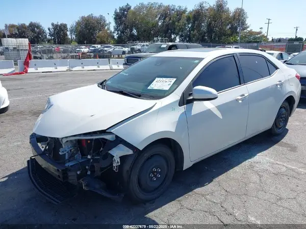 5YFBURHE1JP813372 2018 TOYOTA COROLLA - Image 2