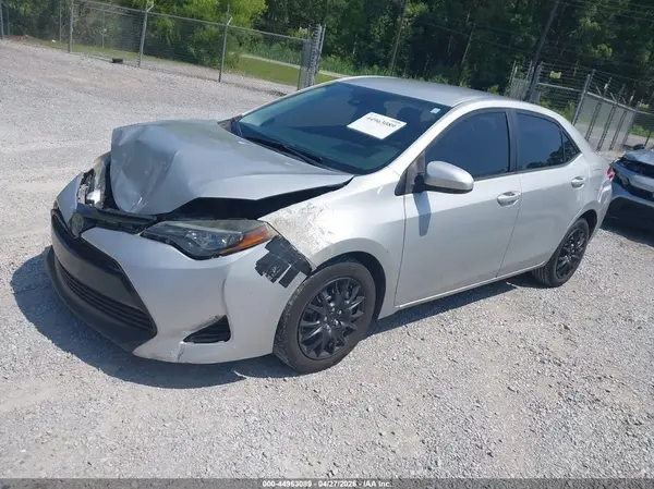 5YFBURHE1JP814229 2018 TOYOTA COROLLA - Image 2