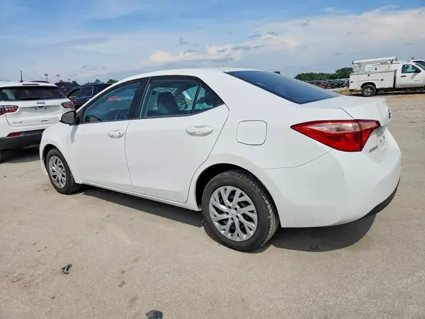 5YFBURHE1JP816238 2018 TOYOTA COROLLA - Image 2