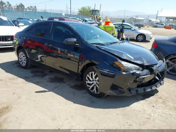 5YFBURHE1JP817888 2018 TOYOTA COROLLA - Image 1