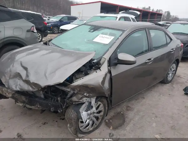 5YFBURHE1JP818832 2018 TOYOTA COROLLA - Image 2