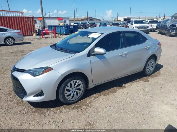 5YFBURHE1JP820659 2018 TOYOTA COROLLA - Image 2