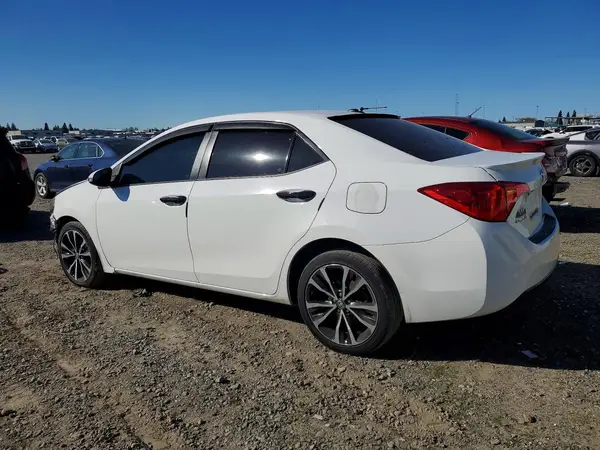 5YFBURHE1JP820936 2018 TOYOTA COROLLA - Image 2