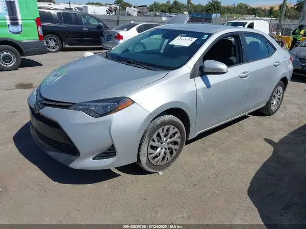 5YFBURHE1JP821942 2018 TOYOTA COROLLA - Image 2