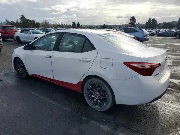 5YFBURHE1JP822573 2018 TOYOTA COROLLA - Image 2