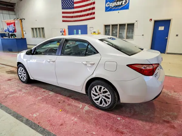 5YFBURHE1JP824551 2018 TOYOTA COROLLA - Image 2