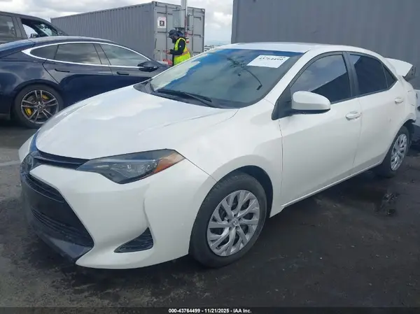 5YFBURHE1JP827918 2018 TOYOTA COROLLA - Image 2