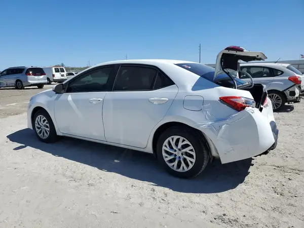 5YFBURHE1JP828390 2018 TOYOTA COROLLA - Image 2