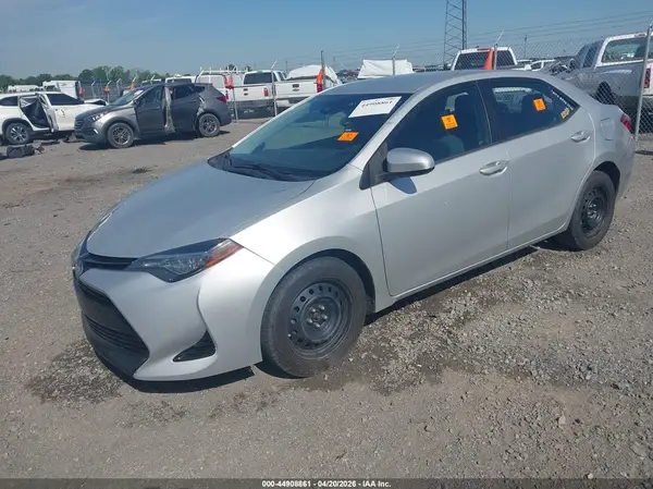 5YFBURHE1JP831449 2018 TOYOTA COROLLA - Image 2