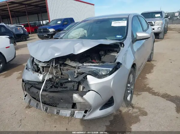 5YFBURHE1JP832603 2018 TOYOTA COROLLA - Image 2