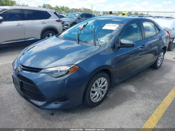 5YFBURHE1JP832911 2018 TOYOTA COROLLA - Image 2