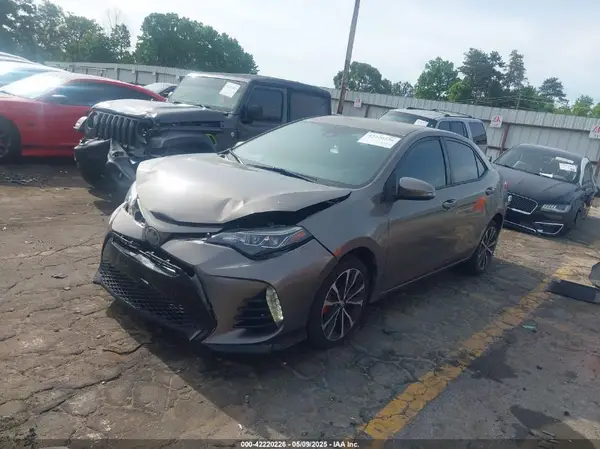 5YFBURHE1JP833427 2018 TOYOTA COROLLA - Image 2