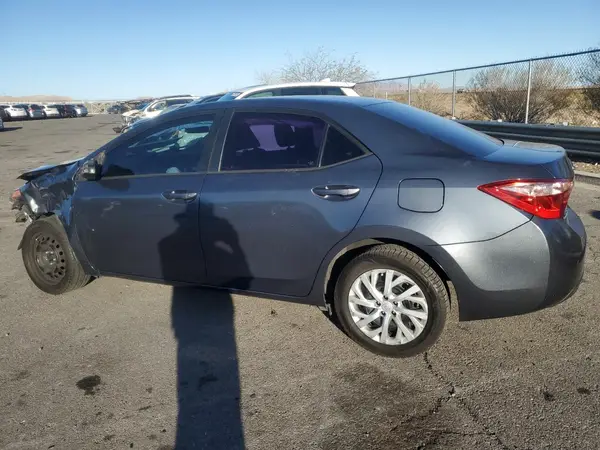 5YFBURHE1JP833945 2018 TOYOTA COROLLA - Image 2