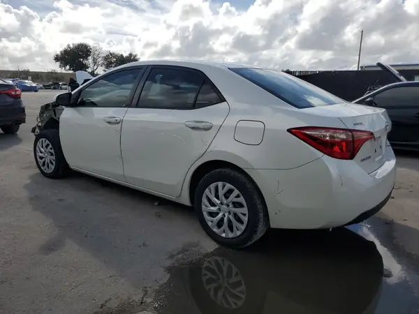 5YFBURHE1JP835579 2018 TOYOTA COROLLA - Image 2