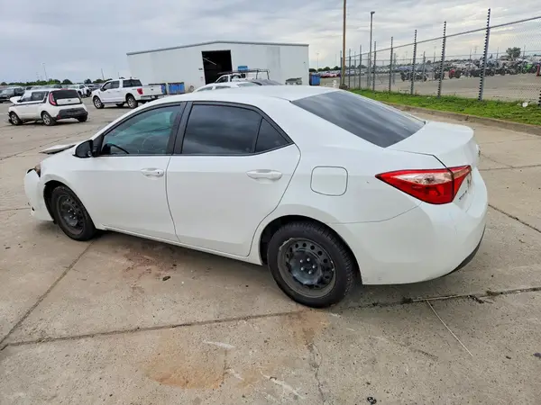 5YFBURHE1JP837428 2018 TOYOTA COROLLA - Image 2
