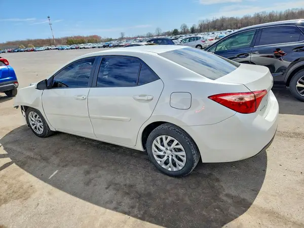 5YFBURHE1JP838482 2018 TOYOTA COROLLA - Image 2