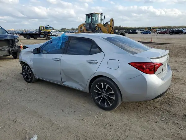 5YFBURHE1JP839518 2018 TOYOTA COROLLA - Image 2