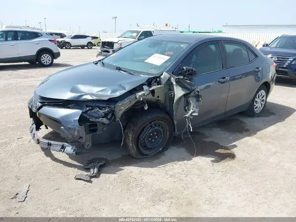 5YFBURHE1JP839647 2018 TOYOTA COROLLA - Image 2
