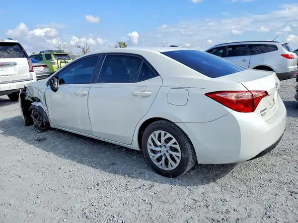 5YFBURHE1JP840619 2018 TOYOTA COROLLA - Image 2