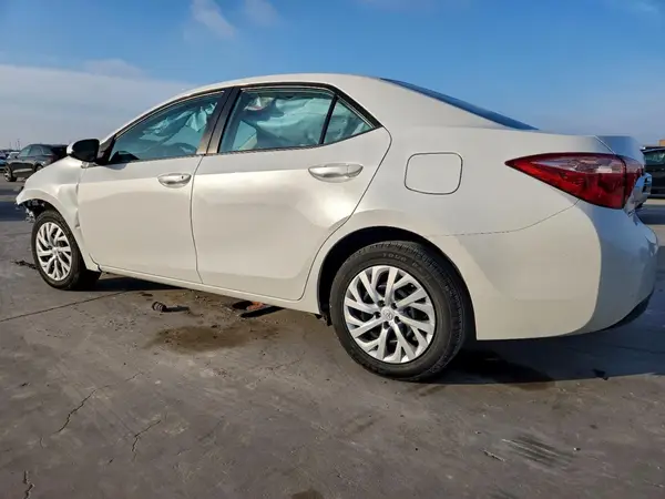 5YFBURHE1JP843083 2018 TOYOTA COROLLA - Image 2