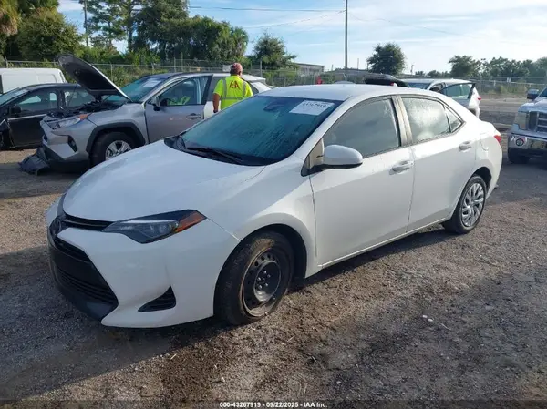 5YFBURHE1JP845013 2018 TOYOTA COROLLA - Image 2