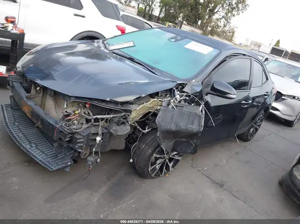 5YFBURHE1JP845786 2018 TOYOTA COROLLA - Image 2