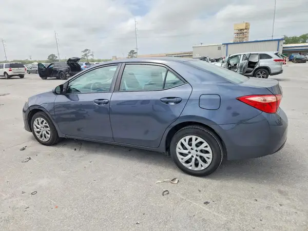 5YFBURHE1JP846050 2018 TOYOTA COROLLA - Image 2