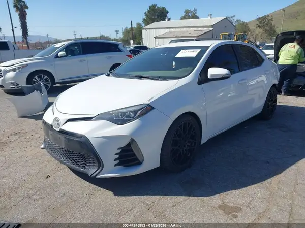5YFBURHE1JP846601 2018 TOYOTA COROLLA - Image 2