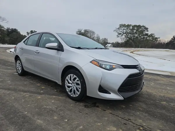 5YFBURHE1JP847621 2018 TOYOTA COROLLA - Image 1