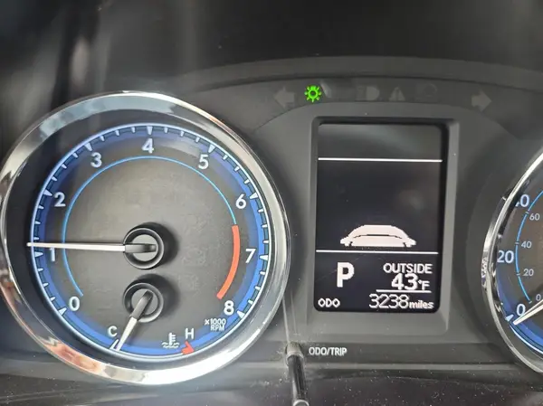 5YFBURHE1JP847621 2018 TOYOTA COROLLA - Image 8