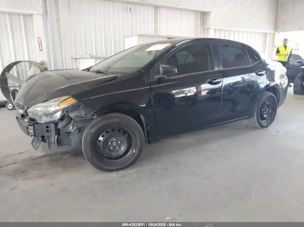 5YFBURHE1JP850129 2018 TOYOTA COROLLA - Image 2