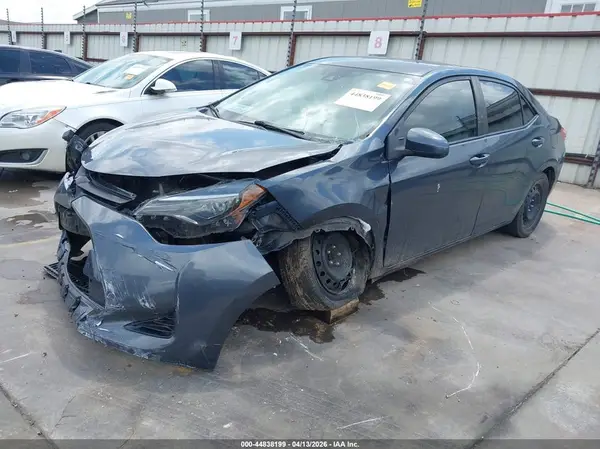 5YFBURHE1JP852432 2018 TOYOTA COROLLA - Image 2