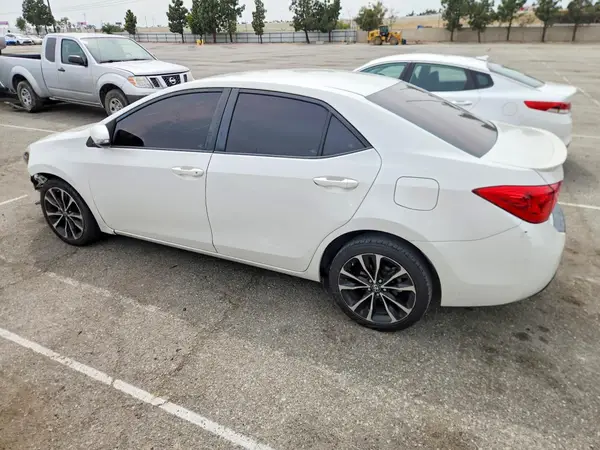 5YFBURHE1JP853595 2018 TOYOTA COROLLA - Image 2