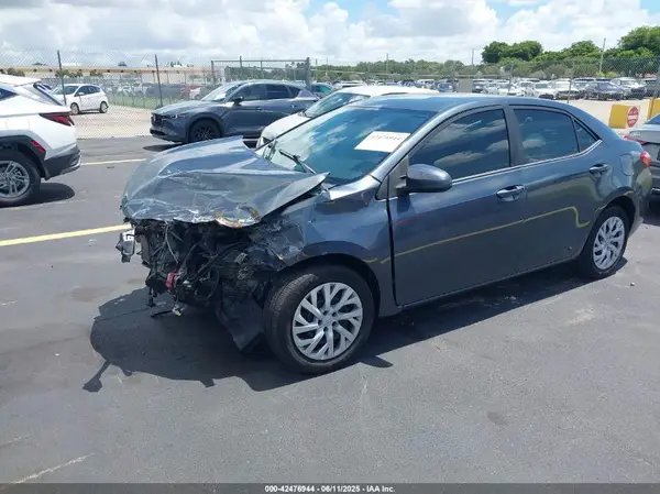 5YFBURHE1JP855170 2018 TOYOTA COROLLA - Image 2