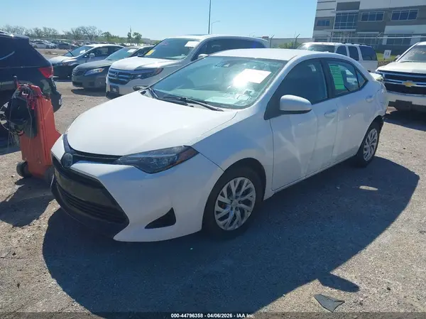 5YFBURHE1JP856061 2018 TOYOTA COROLLA - Image 2