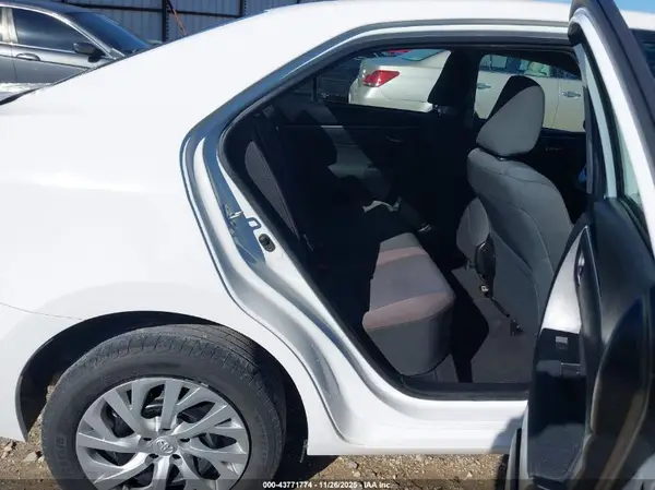 5YFBURHE1KP870592 2019 TOYOTA COROLLA - Image 8